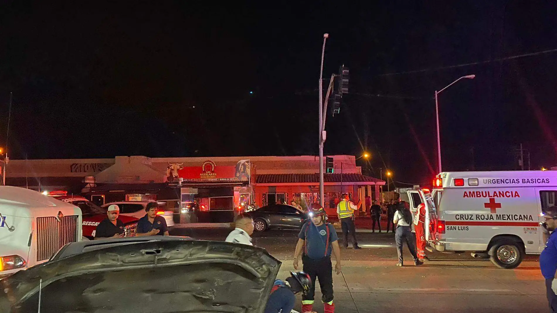 En la avenida Obregón y calle 34, ocurrió fuerte choque de vehículos, donde el conductor responsable se estrelló contra un tráiler que estaba haciendo alto, resultando lesionado.